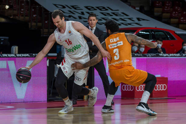 他的表现震 他的表现震