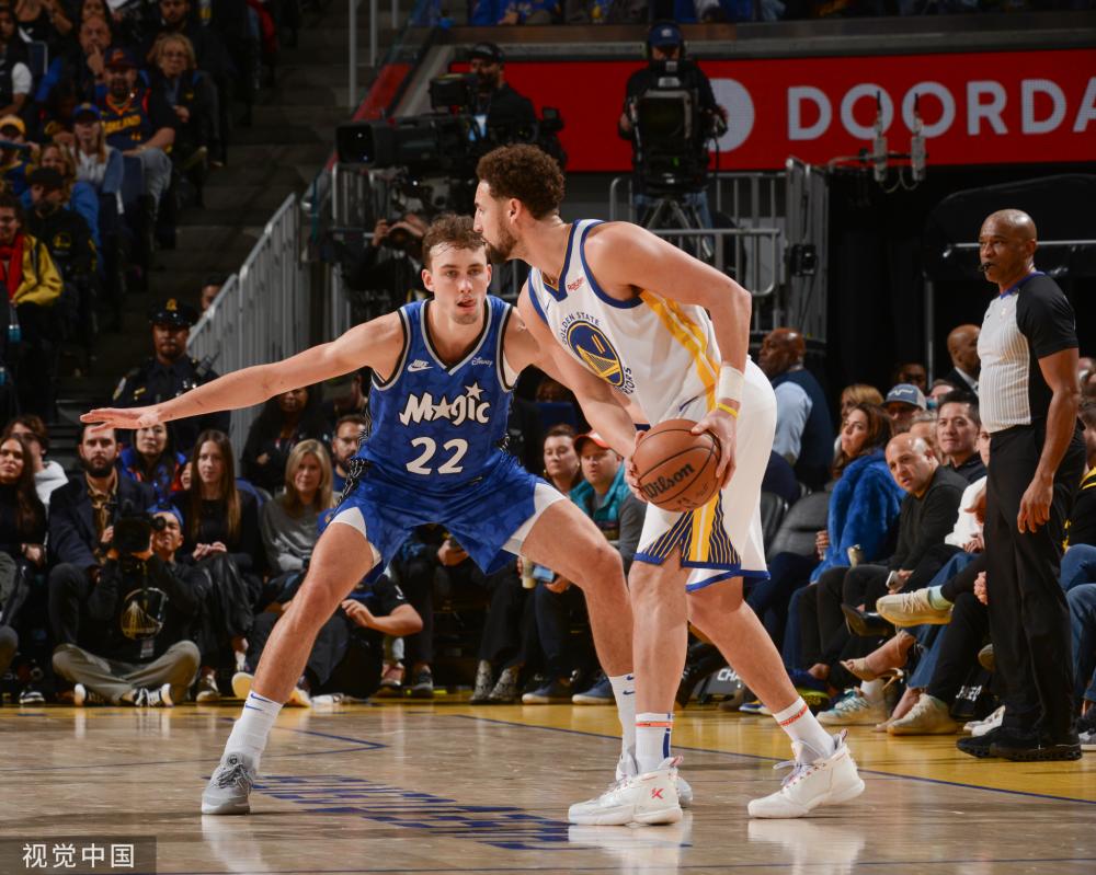 球场外的标 球场外的标