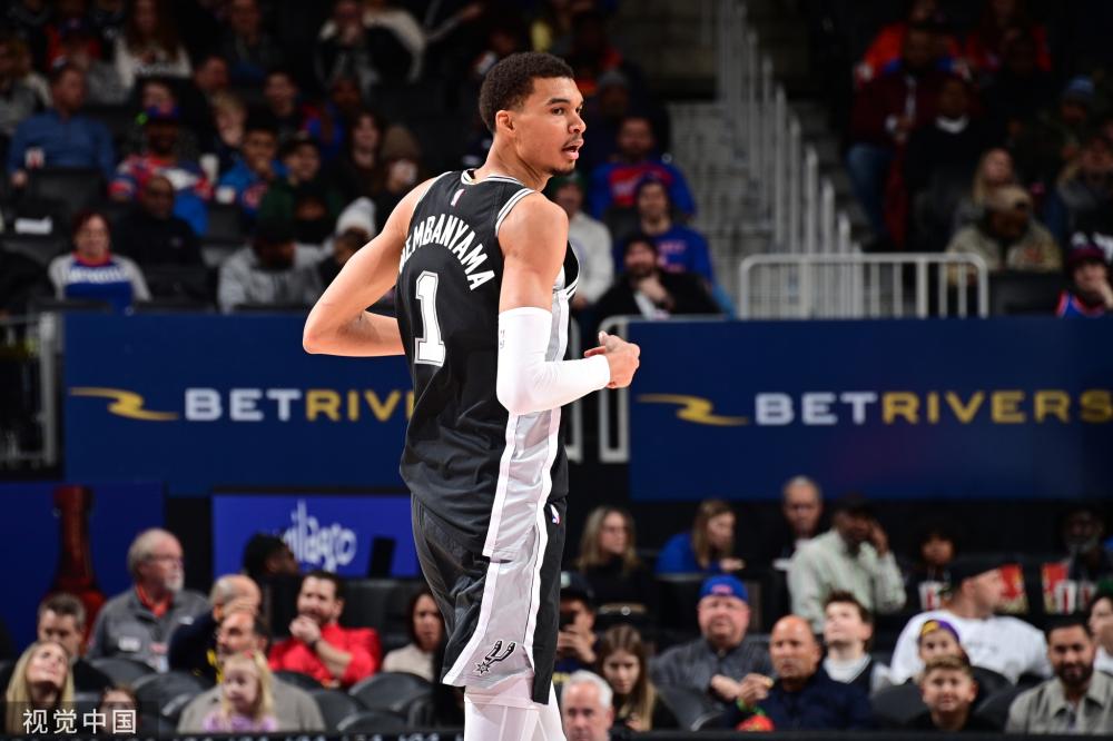 形成鲜明对 形成鲜明对